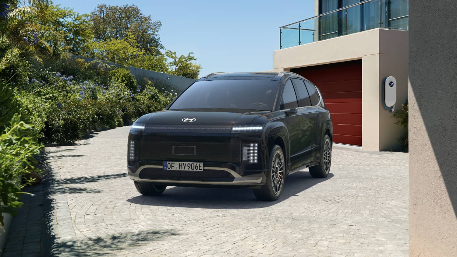 Hyundai IONIQ 9 steht vor einer Garage