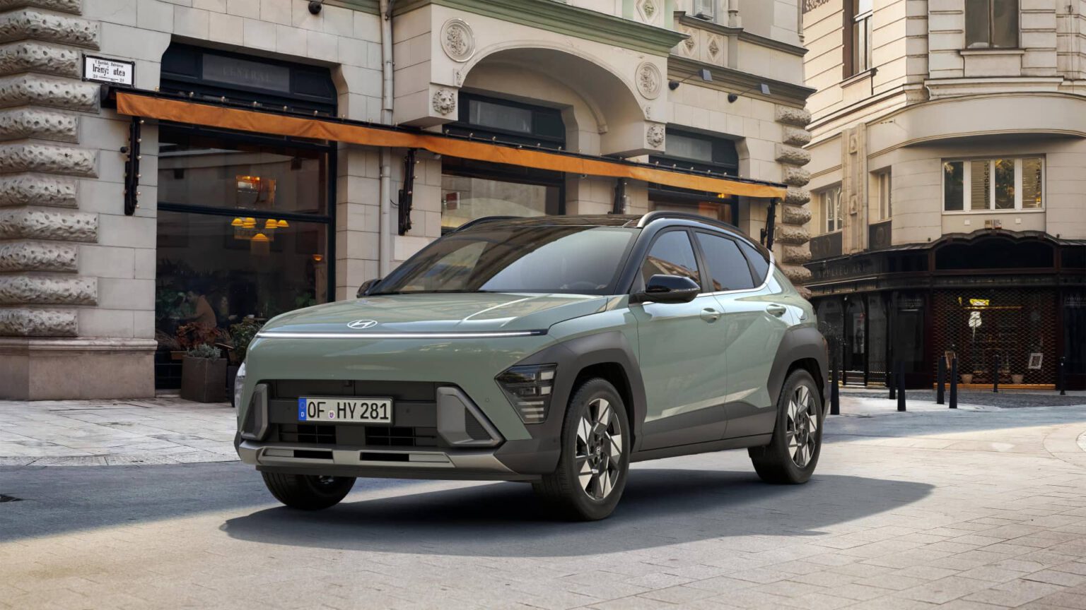 Hyundai KONA steht an einer Straße.