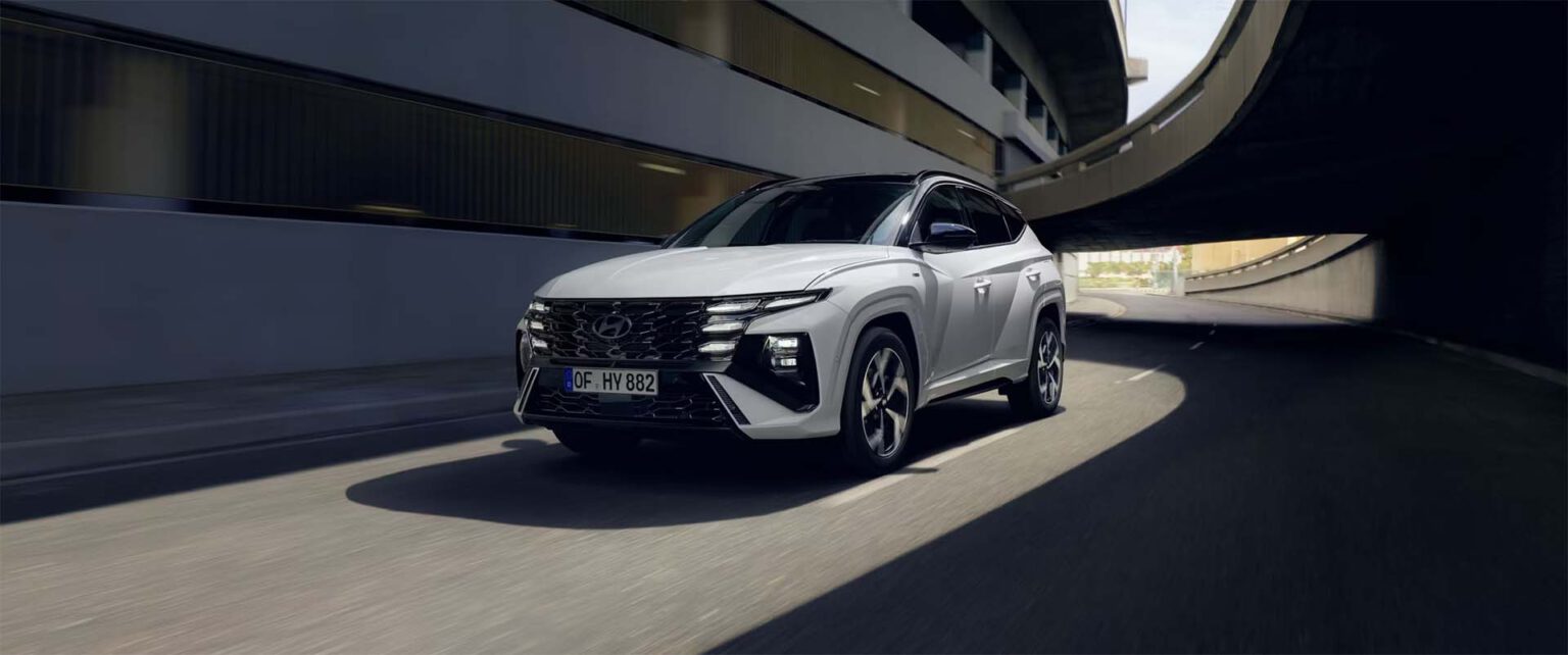 Hyundai TUCSON fährt auf einer Straße.