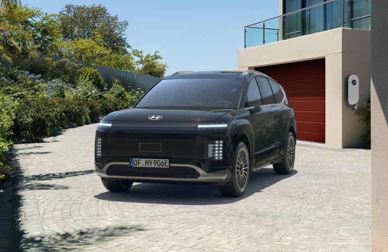 Hyundai IONIQ 9 steht vor einer Garage