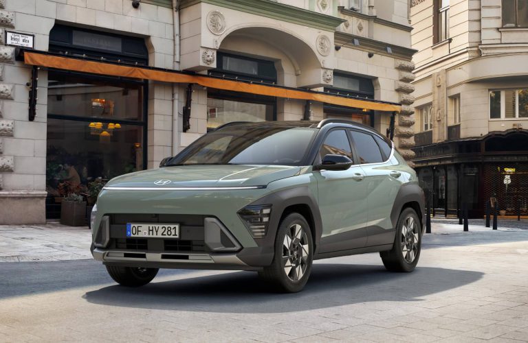 Hyundai KONA steht an einer Straße.