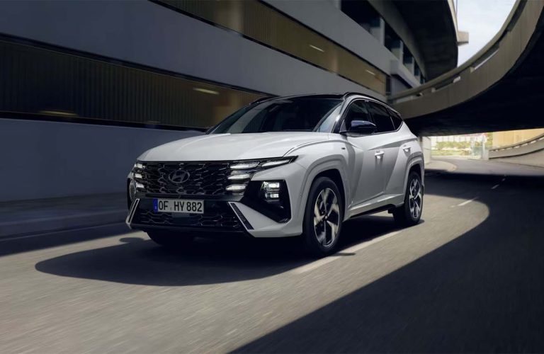 Hyundai TUCSON fährt auf einer Straße.