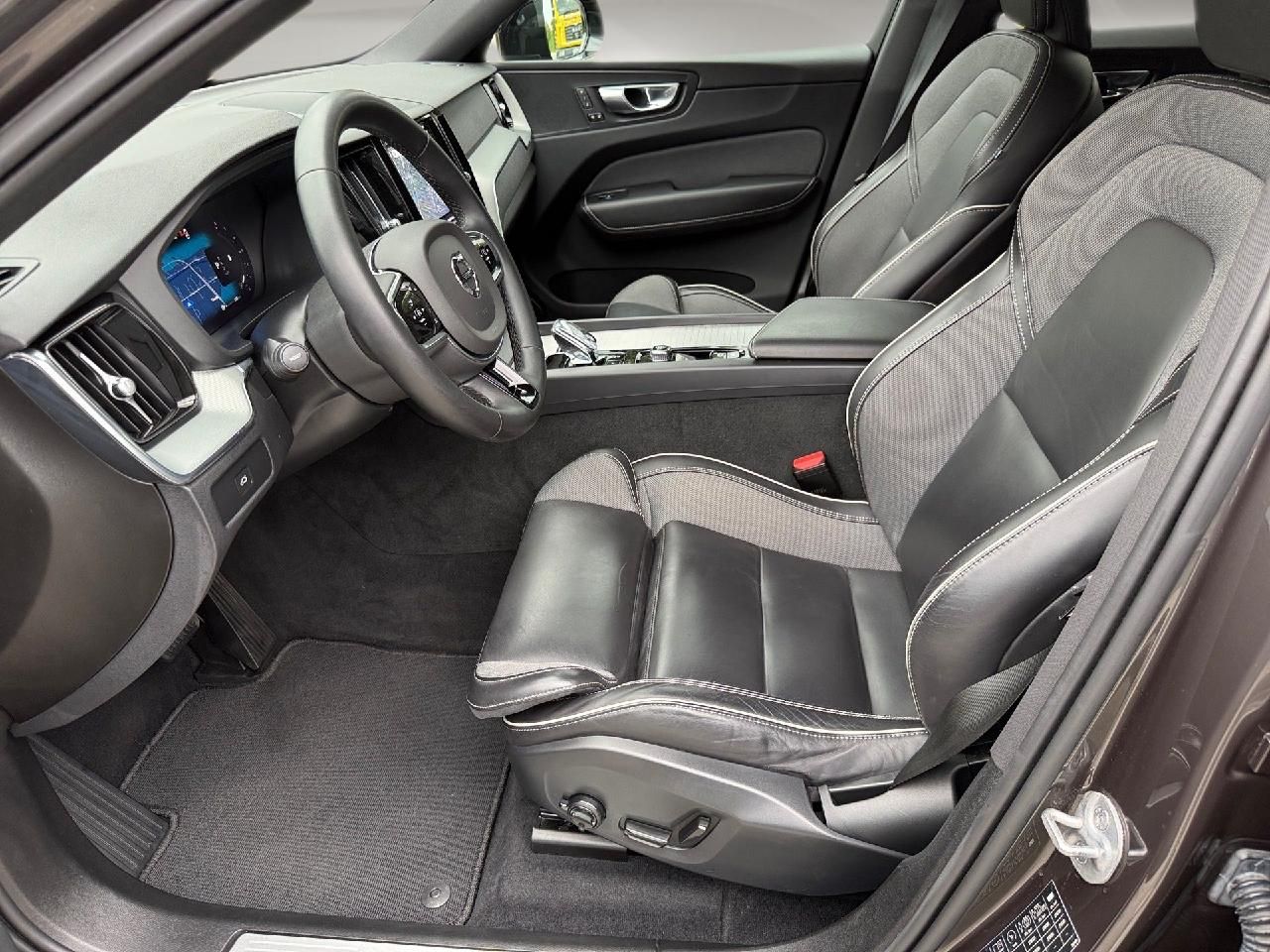 Fahrzeugabbildung Volvo XC60 Plus Dark 2WD