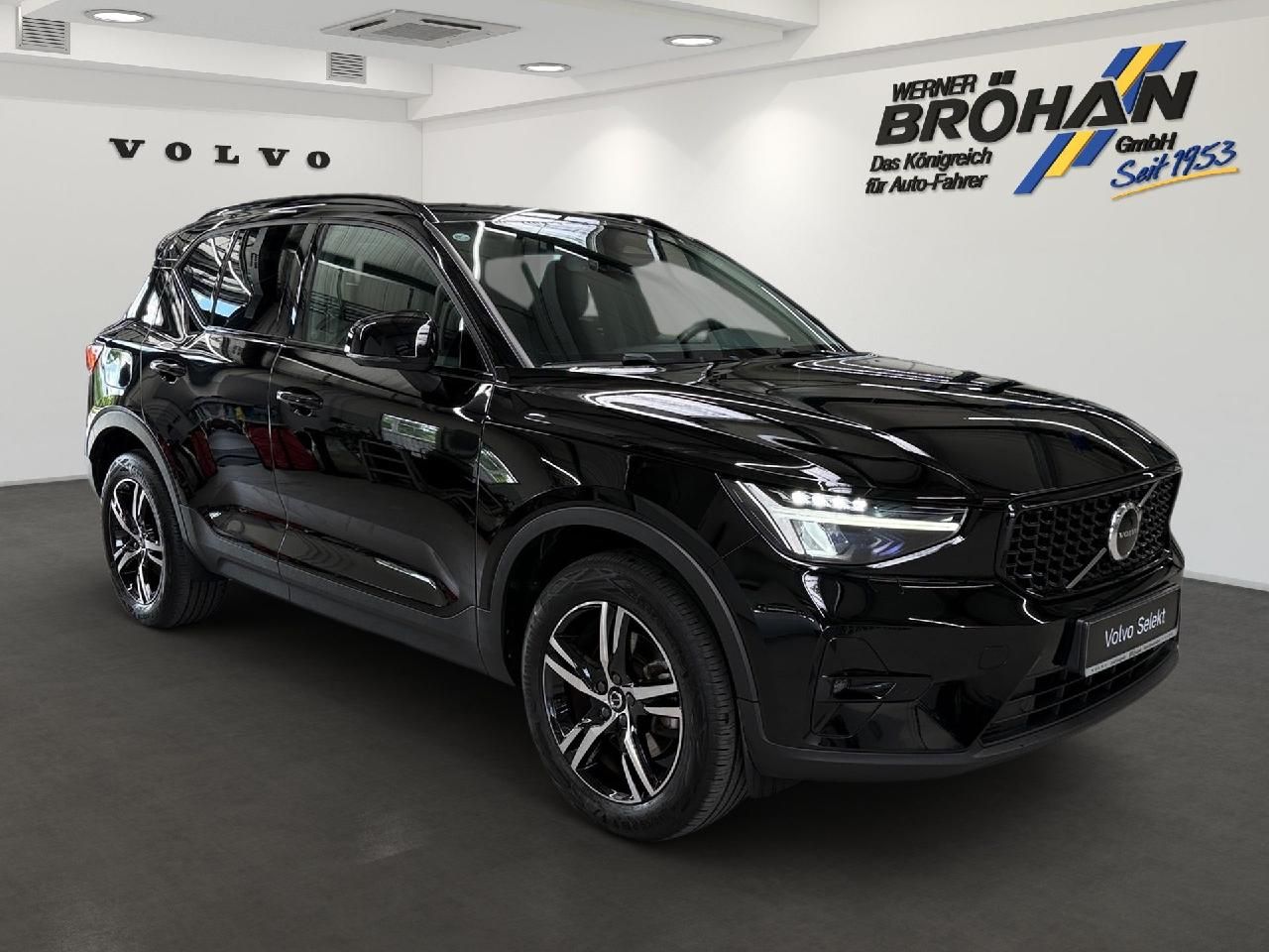 Fahrzeugabbildung Volvo XC40 Plus Dark 2WD