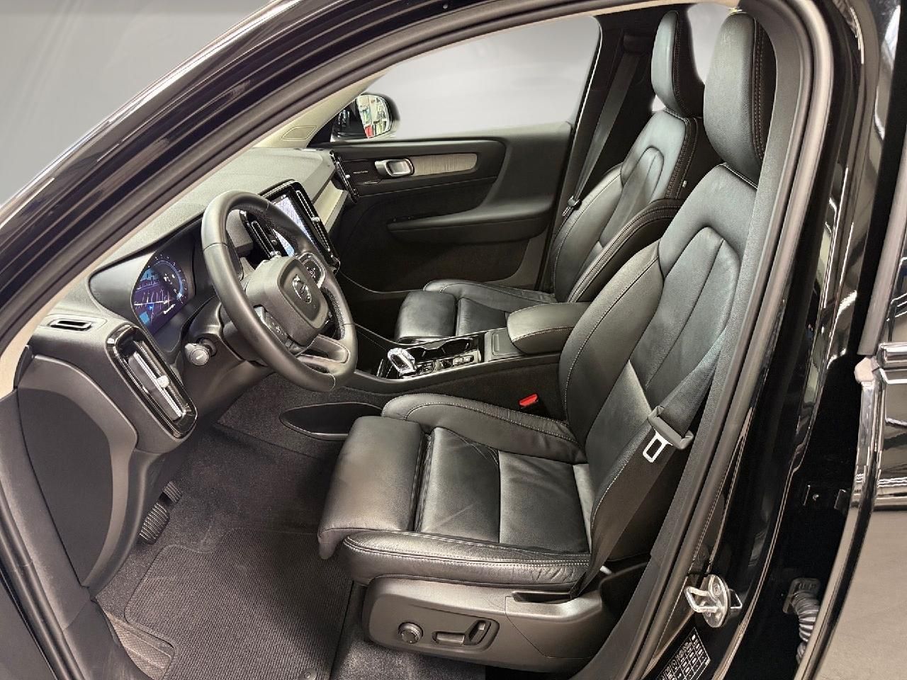 Fahrzeugabbildung Volvo XC40 Plus Dark 2WD