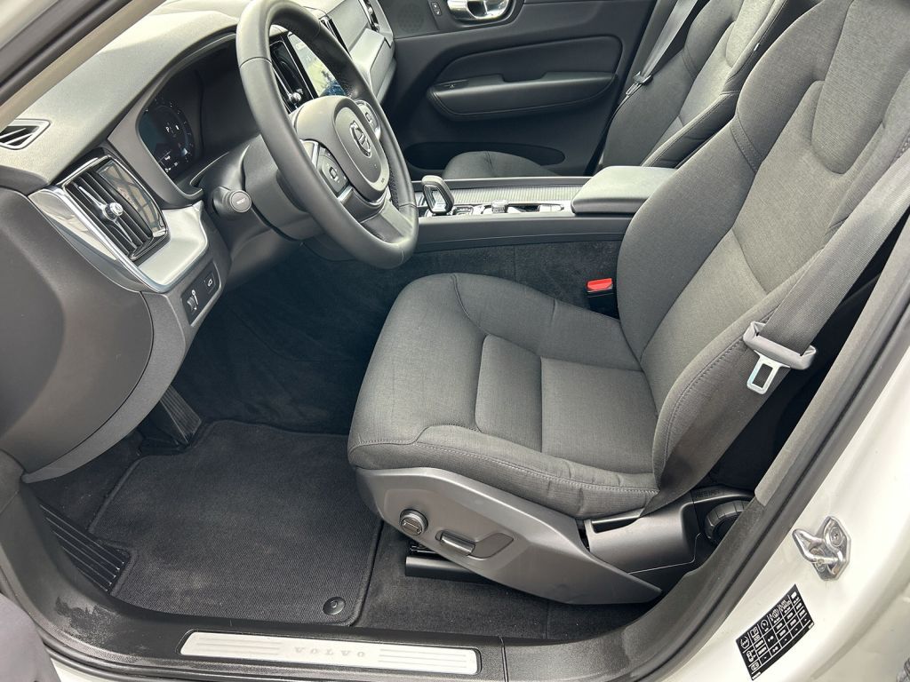 Fahrzeugabbildung Volvo XC60  B4  BENZIN  FWD  AT  MOMENTUM PRO