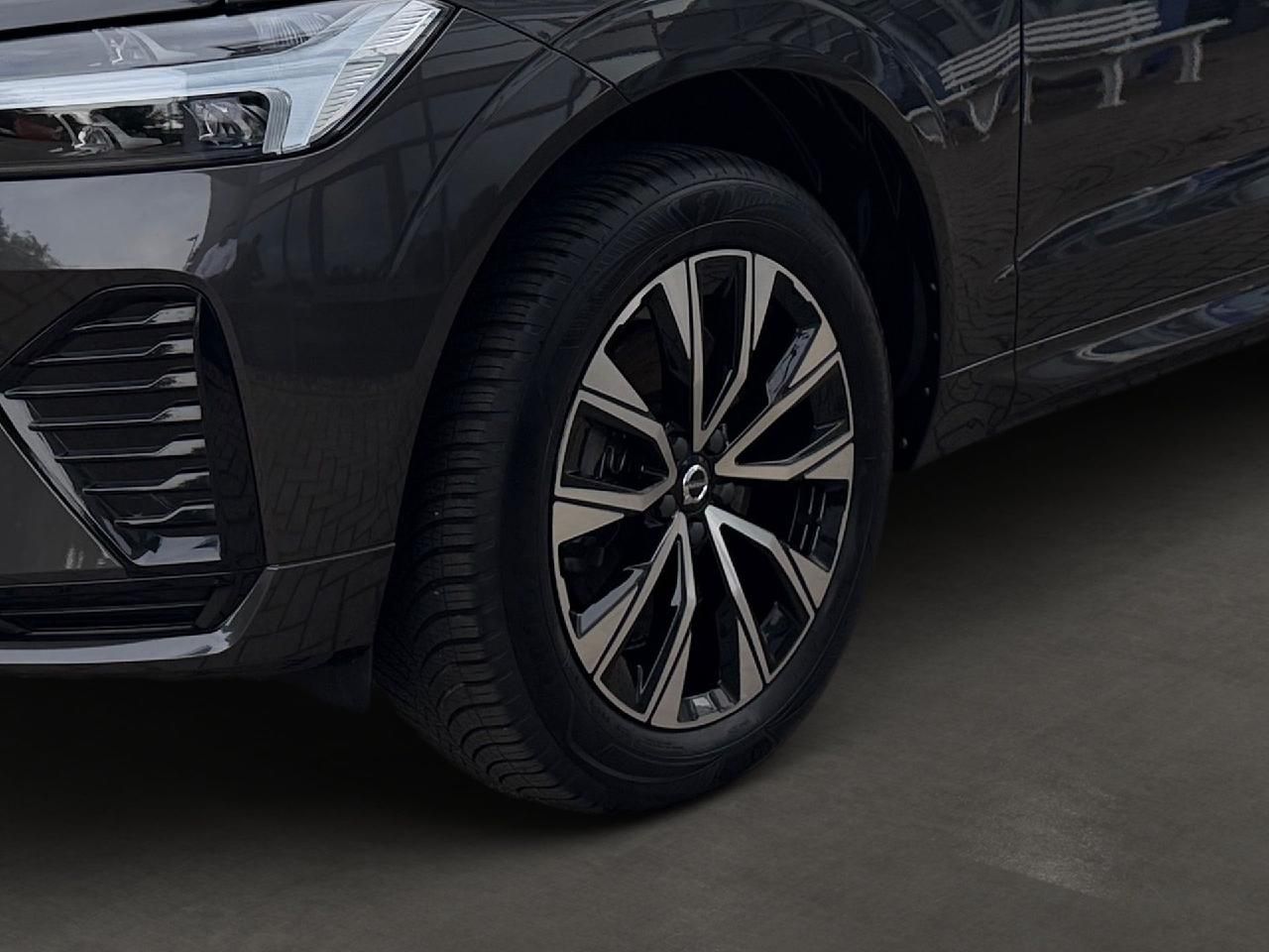 Fahrzeugabbildung Volvo XC60 B4 Benzin Plus Dark 2WD
