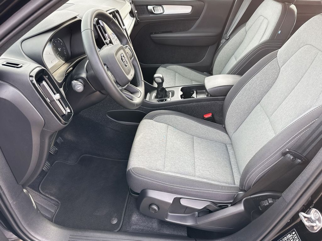 Fahrzeugabbildung Volvo XC40  T2  BENZIN  FWD  MOMENTUM PRO