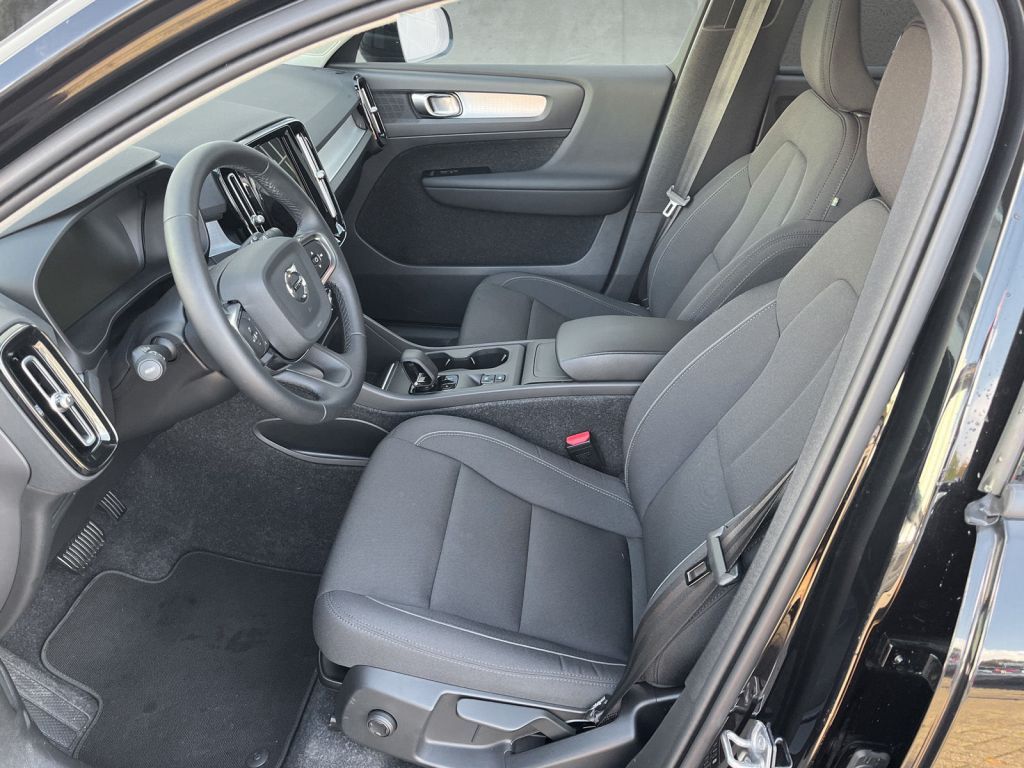 Fahrzeugabbildung Volvo XC40 T3 GEARTRONIC MOMENTUM PRO