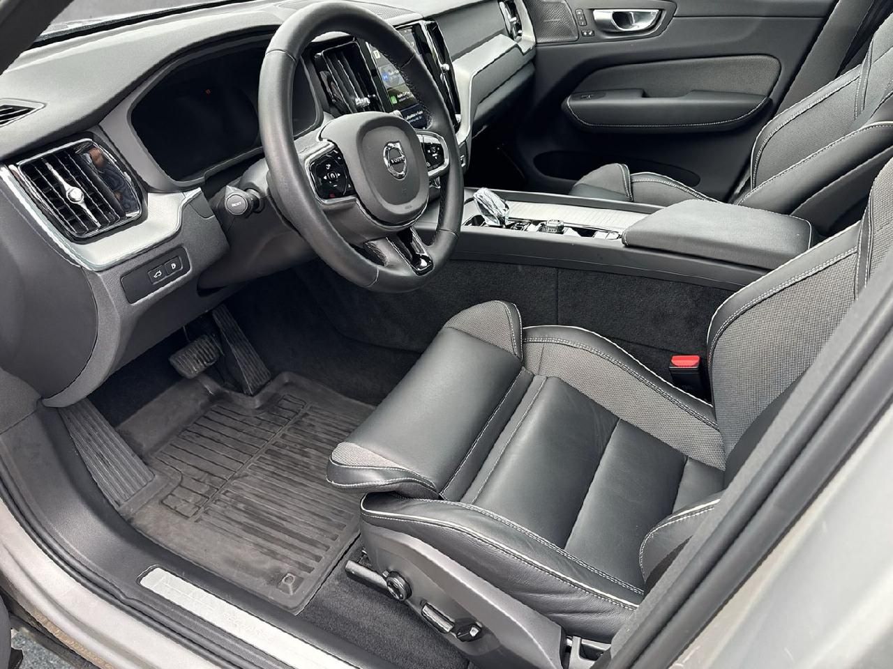 Fahrzeugabbildung Volvo XC60 T6 AWD R-Design Recharge Plug-In Hybrid