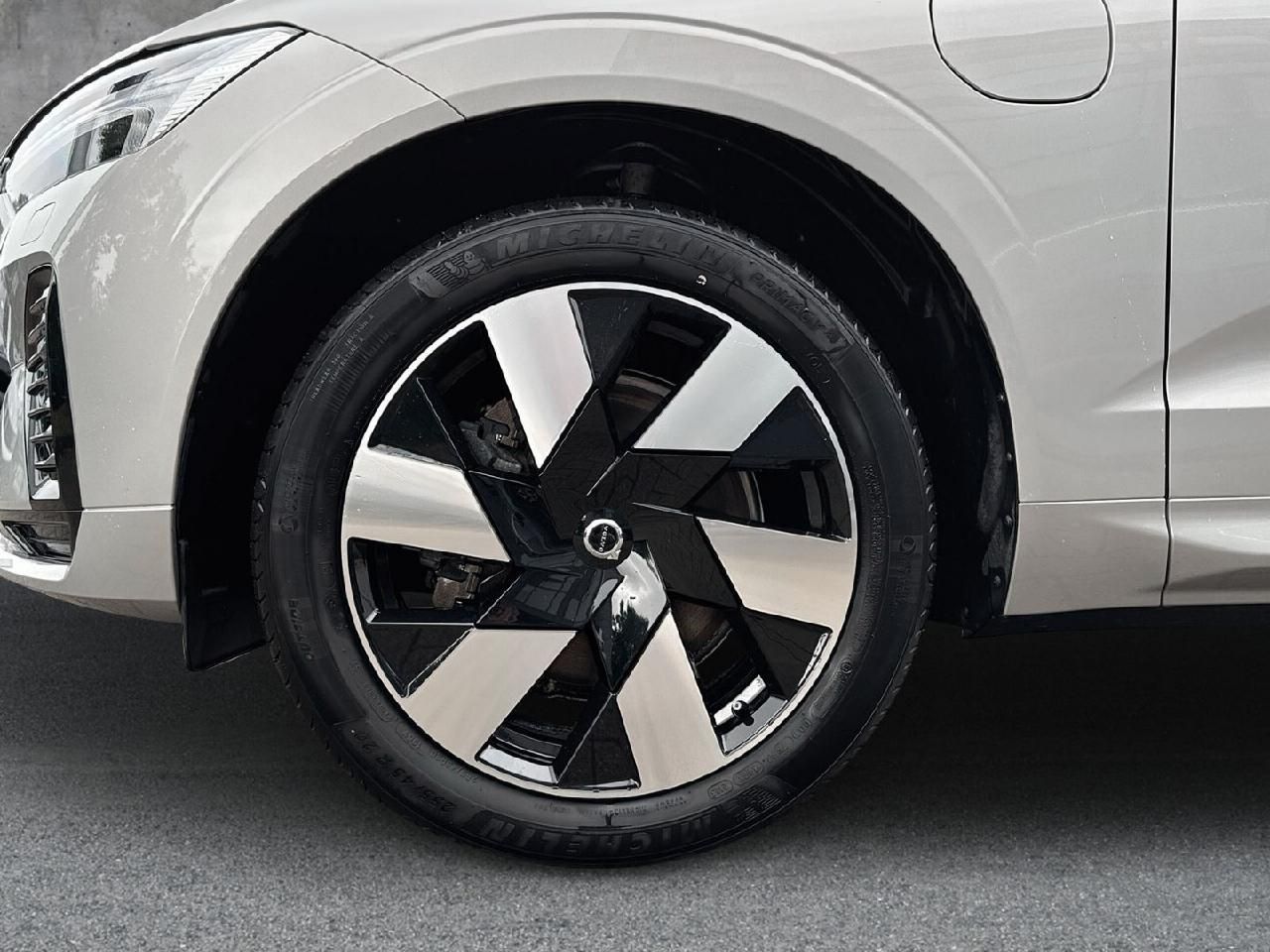 Fahrzeugabbildung Volvo XC60 T6 AWD R-Design Recharge Plug-In Hybrid
