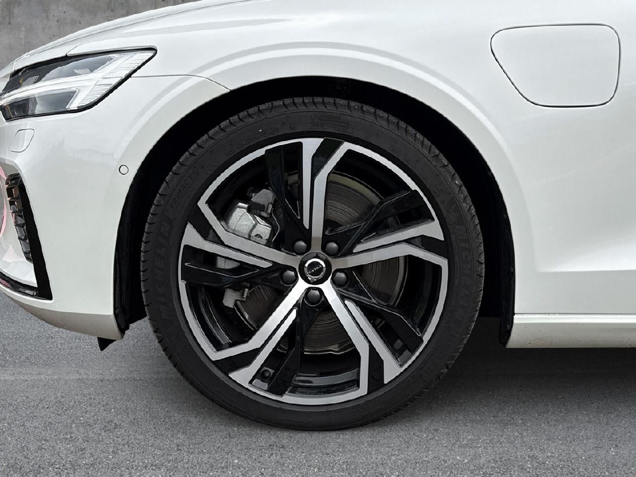 Fahrzeugabbildung Volvo V60 T6 AWD Plus Dark Plug-In Hybrid