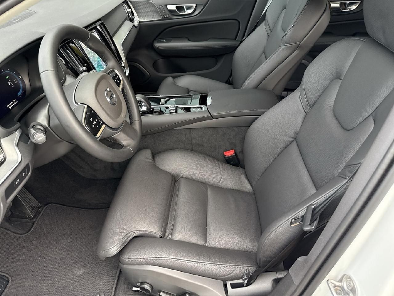 Fahrzeugabbildung Volvo V60 T6 AWD Plus Dark Plug-In Hybrid