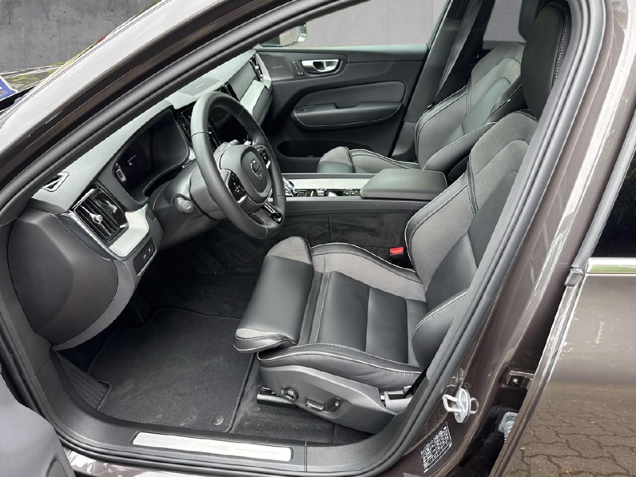 Fahrzeugabbildung Volvo XC60 T6 AWD Plus Bright Plug-In Hybrid