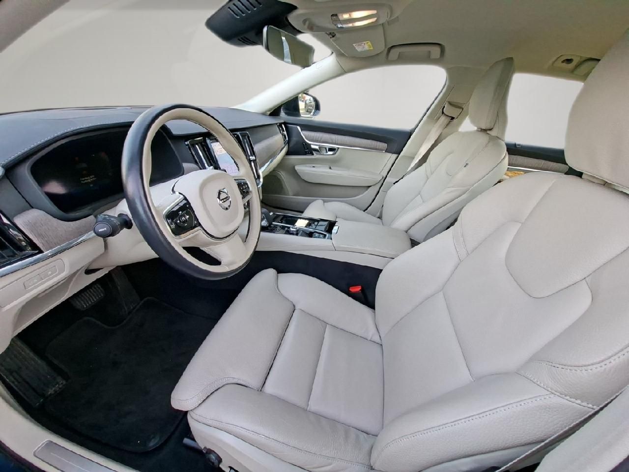 Fahrzeugabbildung Volvo V90 T6 AWD Plus Dark Plug-In Hybrid