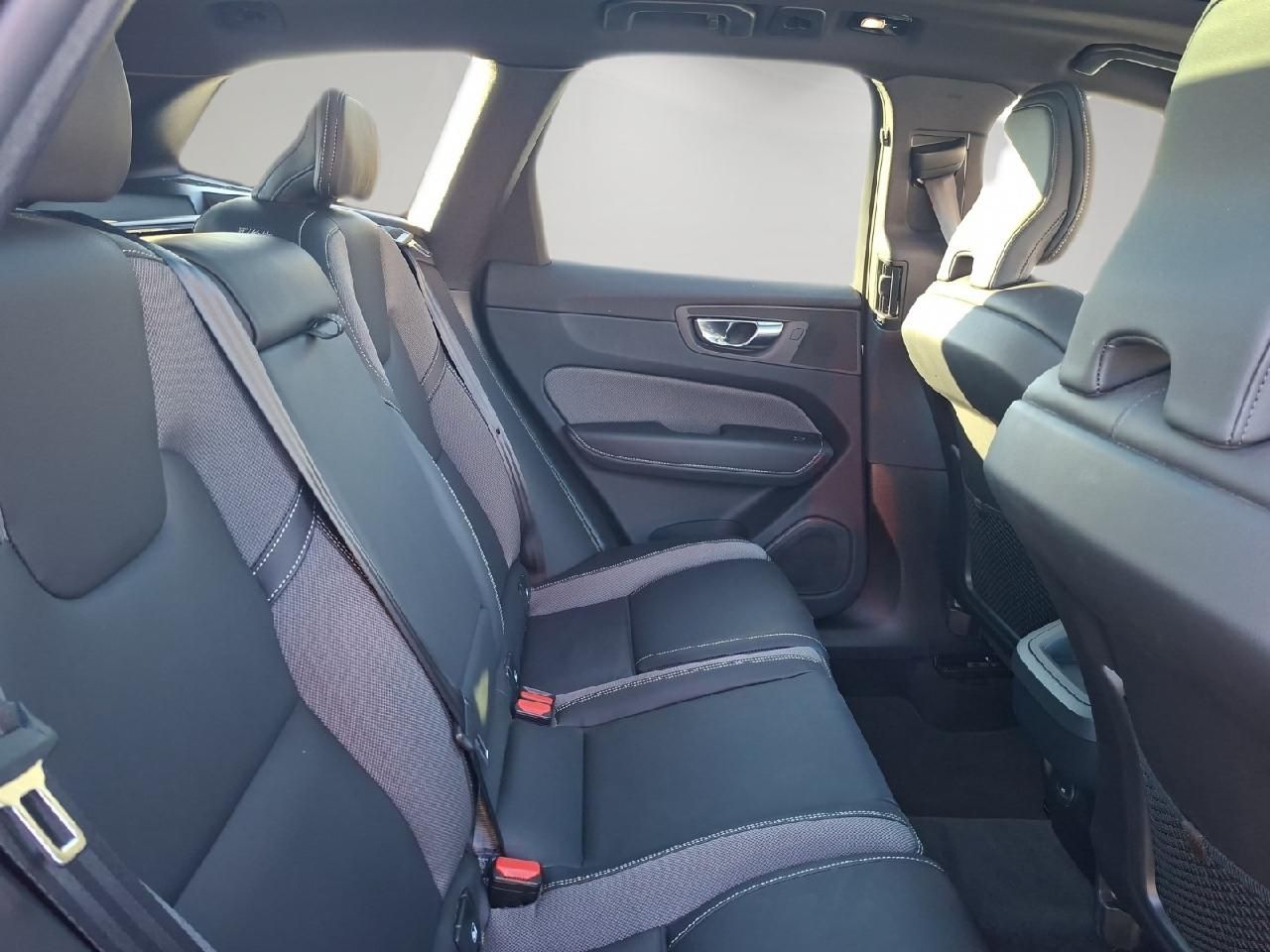 Fahrzeugabbildung Volvo XC60 B4 Diesel Plus Dark 2WD