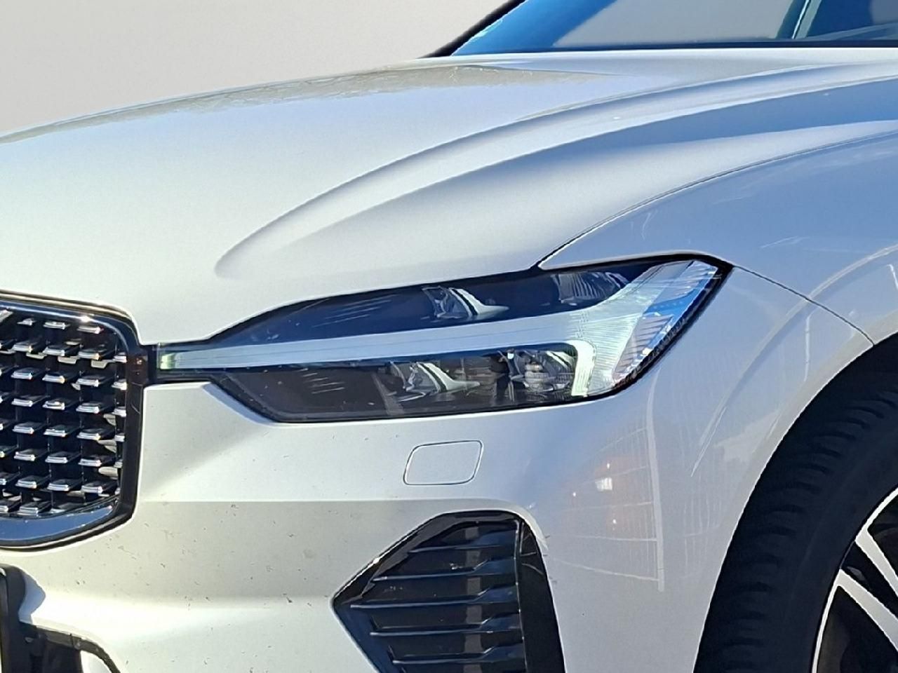 Fahrzeugabbildung Volvo XC60 B4 Diesel Plus Dark 2WD