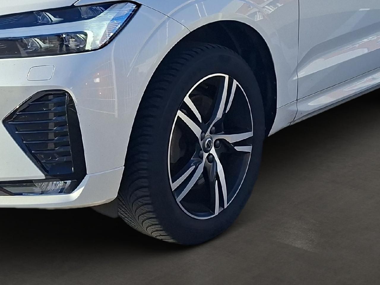 Fahrzeugabbildung Volvo XC60 B4 Diesel Plus Dark 2WD