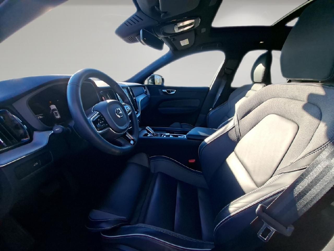 Fahrzeugabbildung Volvo XC60 B4 Diesel Plus Dark 2WD