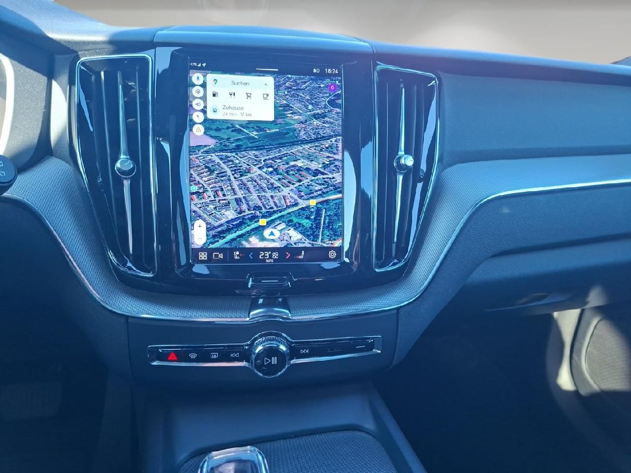 Fahrzeugabbildung Volvo XC60 B4 Diesel Plus Dark 2WD