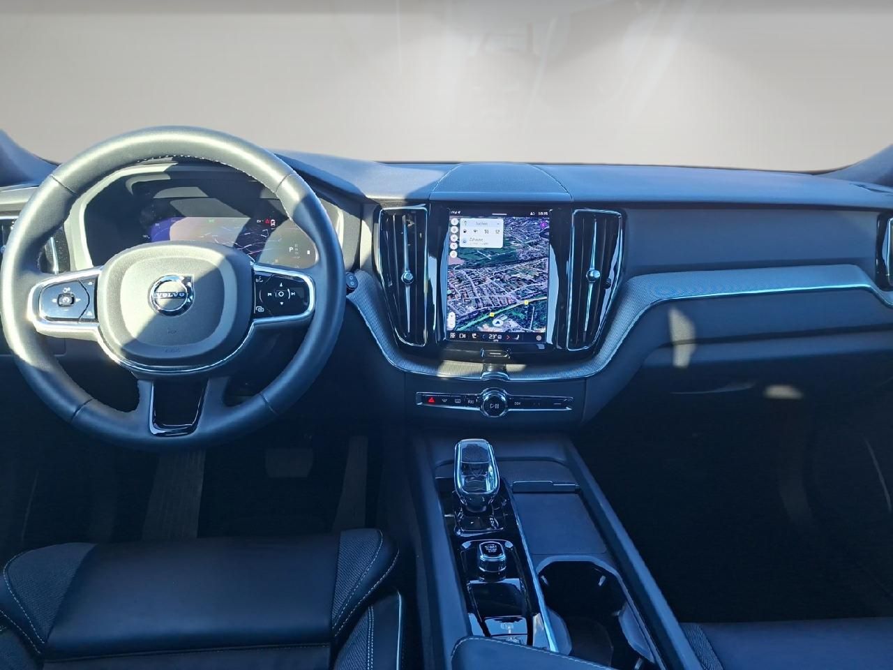 Fahrzeugabbildung Volvo XC60 B4 Diesel Plus Dark 2WD