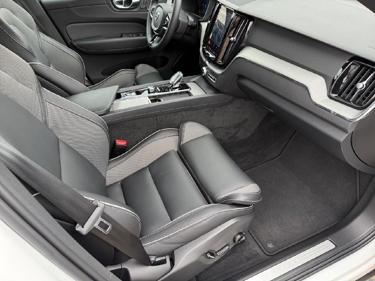 Fahrzeugabbildung Volvo XC60 Plus Dark 2WD