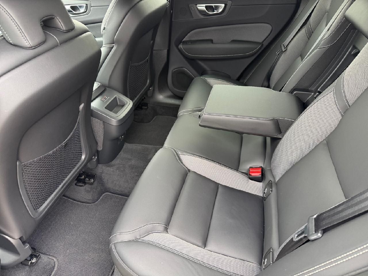 Fahrzeugabbildung Volvo XC60 Plus Dark 2WD