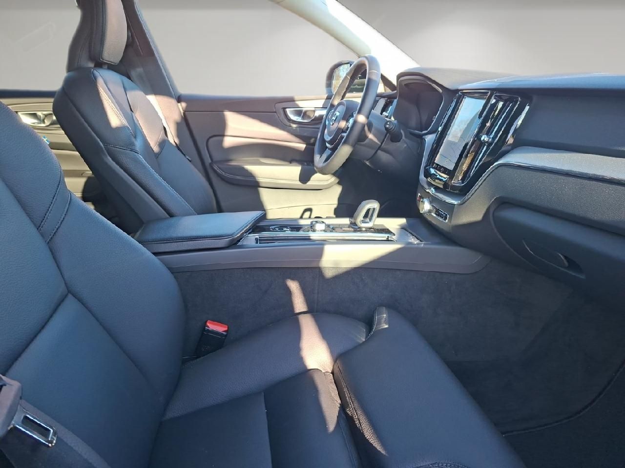 Fahrzeugabbildung Volvo XC60 B4 Diesel Plus Dark 2WD *AHK*