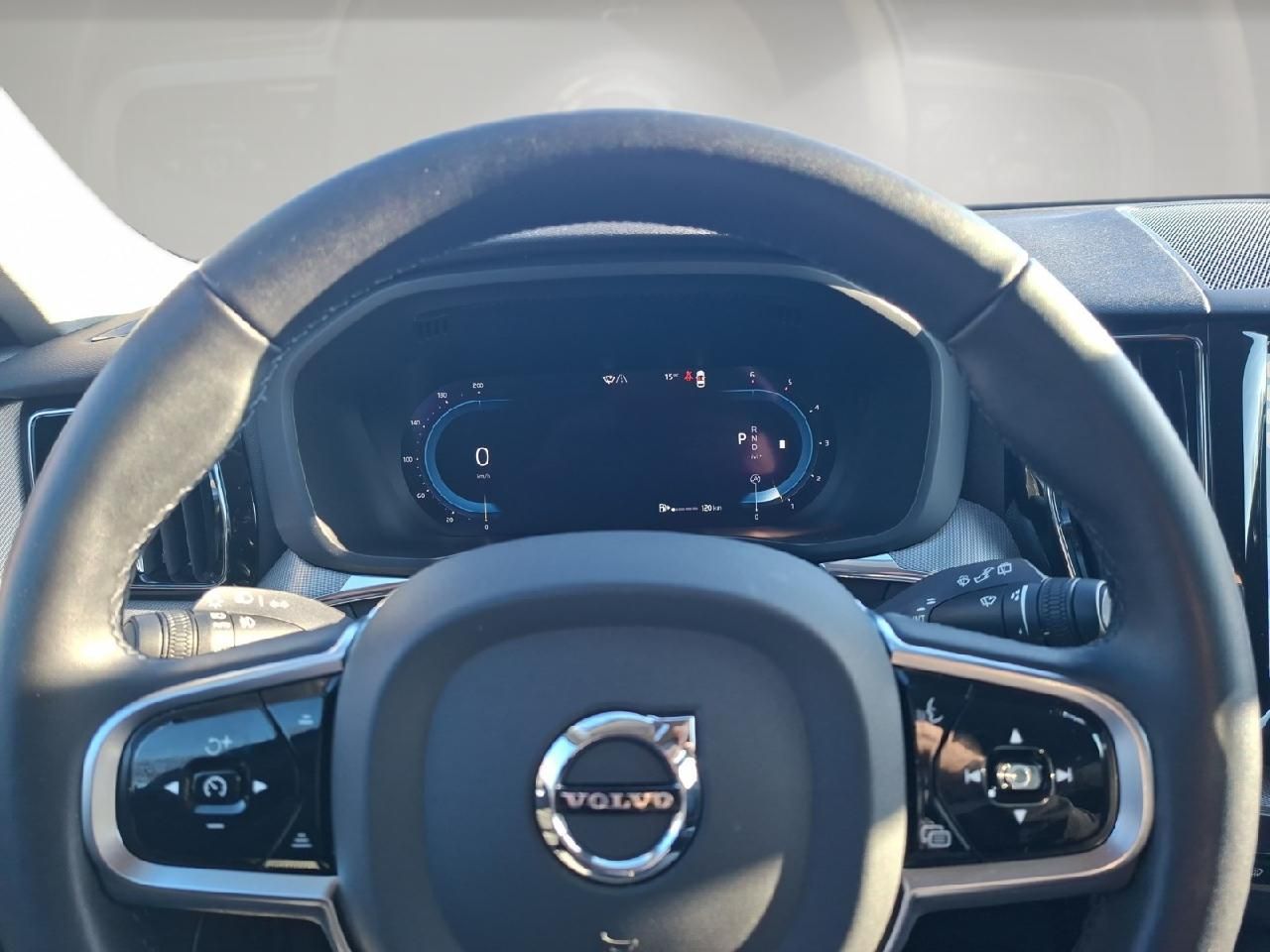 Fahrzeugabbildung Volvo XC60 B4 Diesel Plus Dark 2WD *AHK*