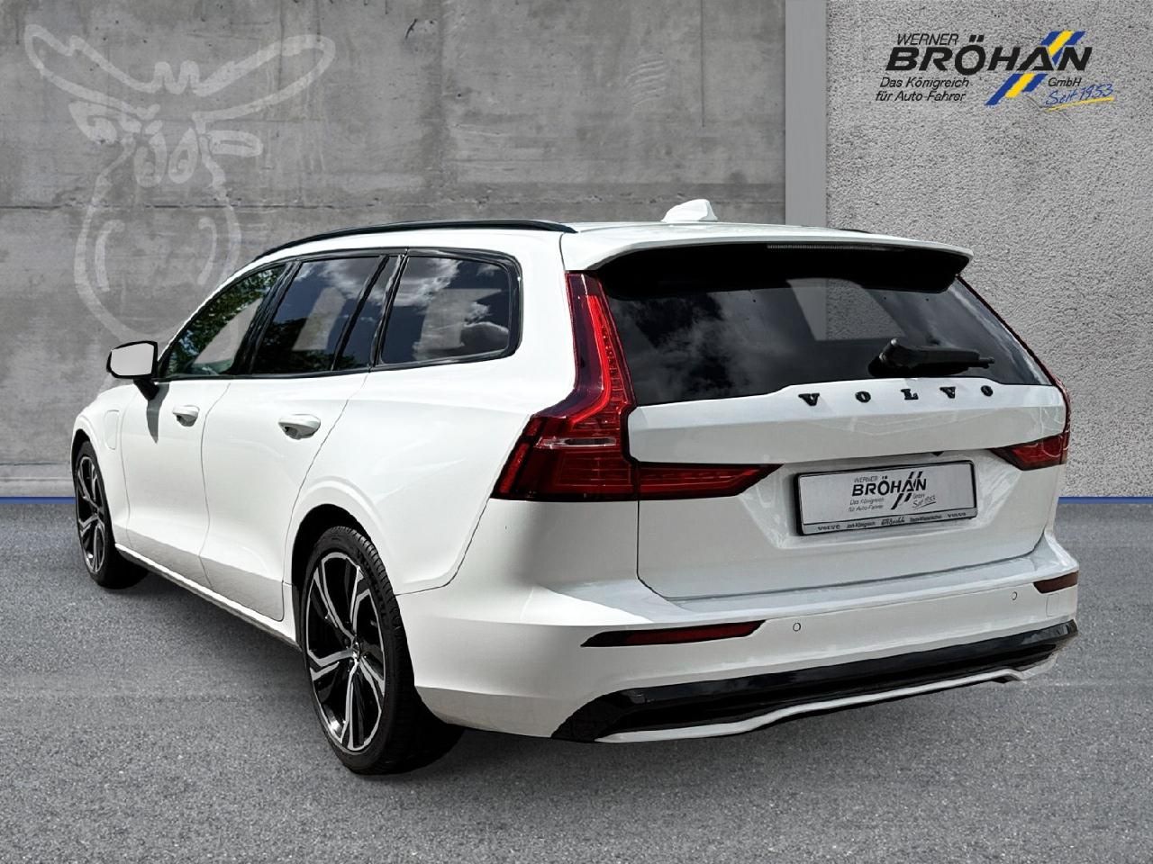 Fahrzeugabbildung Volvo V60 T6 AWD Plug-In Hybrid Plus Dark