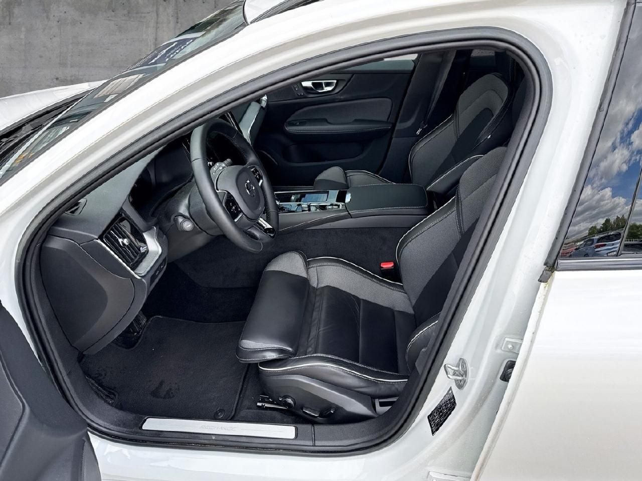 Fahrzeugabbildung Volvo V60 T6 AWD Plug-In Hybrid Plus Dark