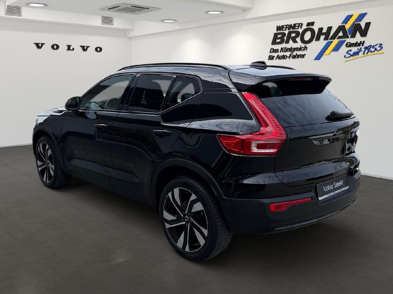 Fahrzeugabbildung Volvo XC40 Plus Dark 2WD