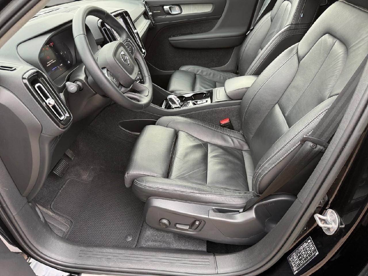 Fahrzeugabbildung Volvo XC40 Plus Dark 2WD