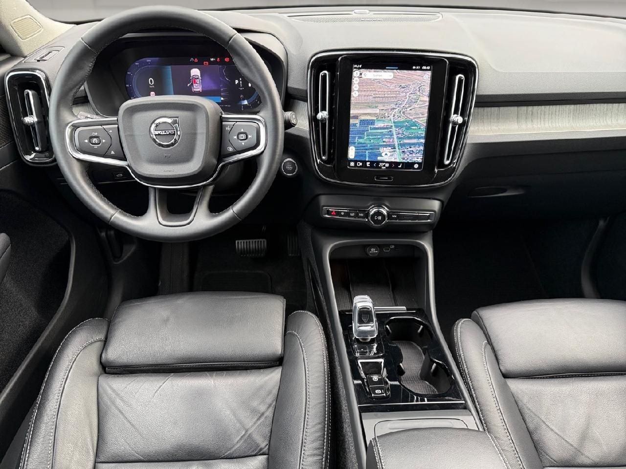 Fahrzeugabbildung Volvo XC40 Plus Dark 2WD