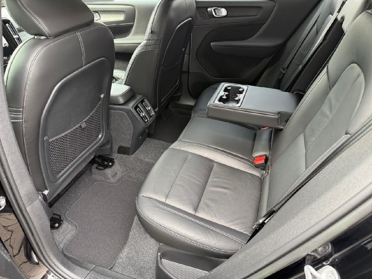 Fahrzeugabbildung Volvo XC40 Plus Dark 2WD