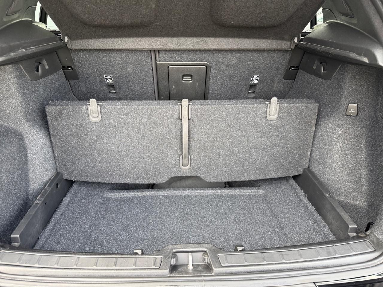 Fahrzeugabbildung Volvo XC40 Plus Dark 2WD