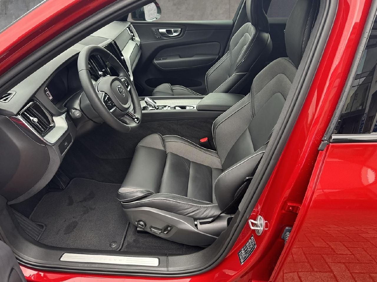 Fahrzeugabbildung Volvo XC60 B4 Benzin Plus Dark