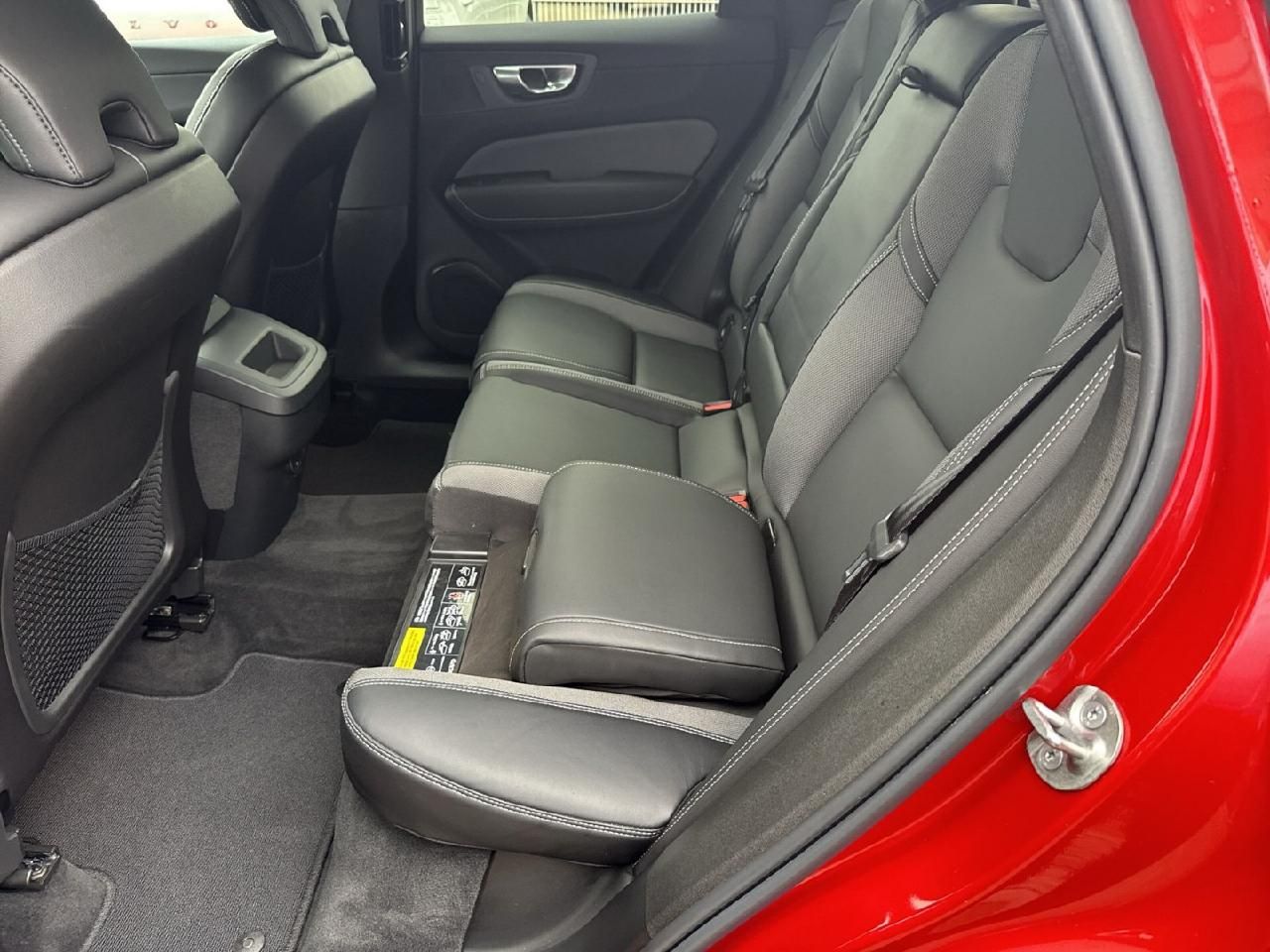 Fahrzeugabbildung Volvo XC60 B4 Benzin Plus Dark