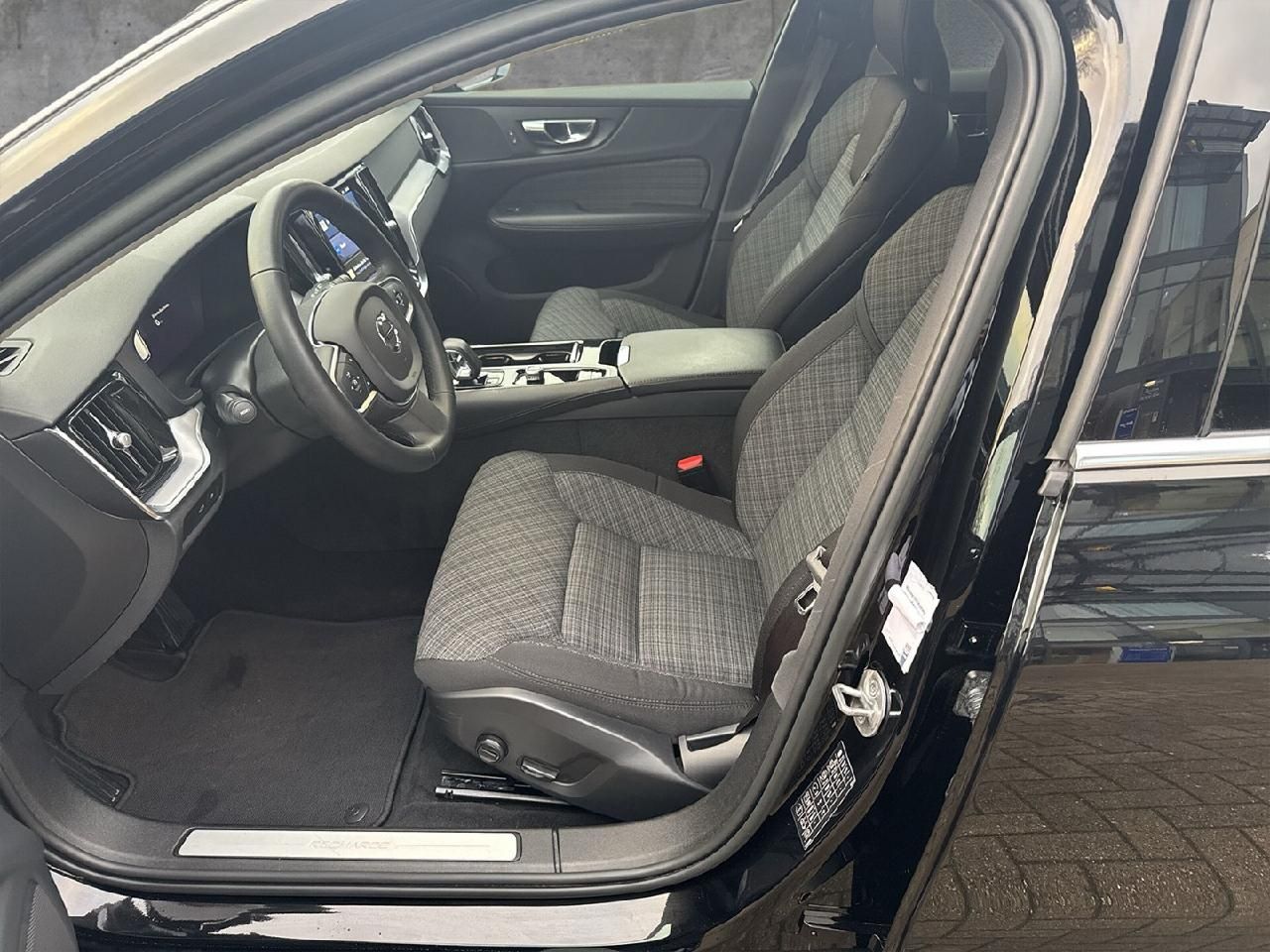 Fahrzeugabbildung Volvo V60 T6 AWD Core Recharge Plug-In Hybrid