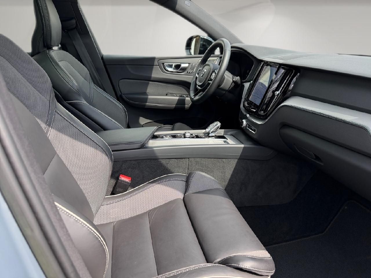 Fahrzeugabbildung Volvo XC60 B4 Diesel Plus Dark 2WD
