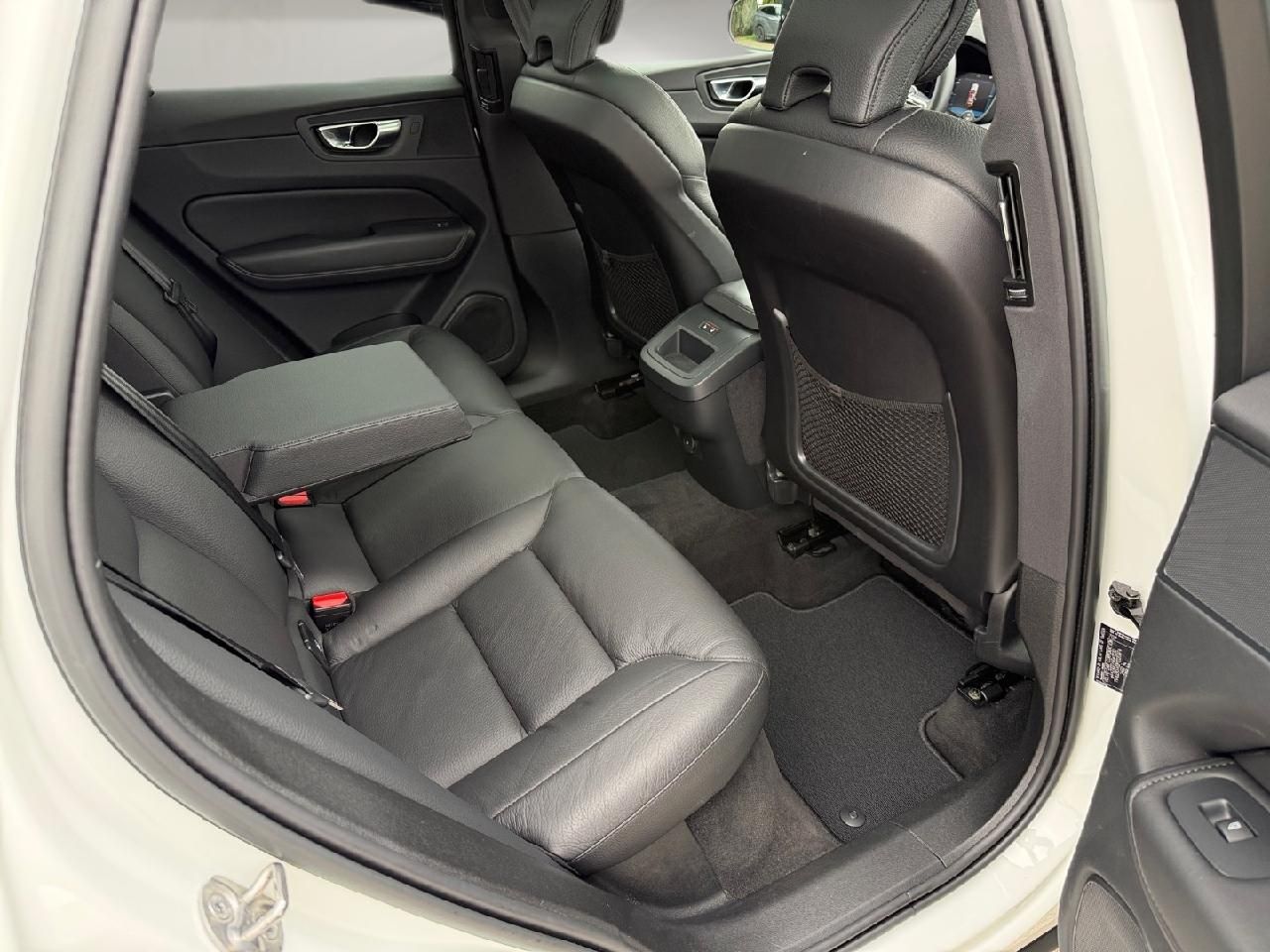 Fahrzeugabbildung Volvo XC60 Plus Dark 2WD