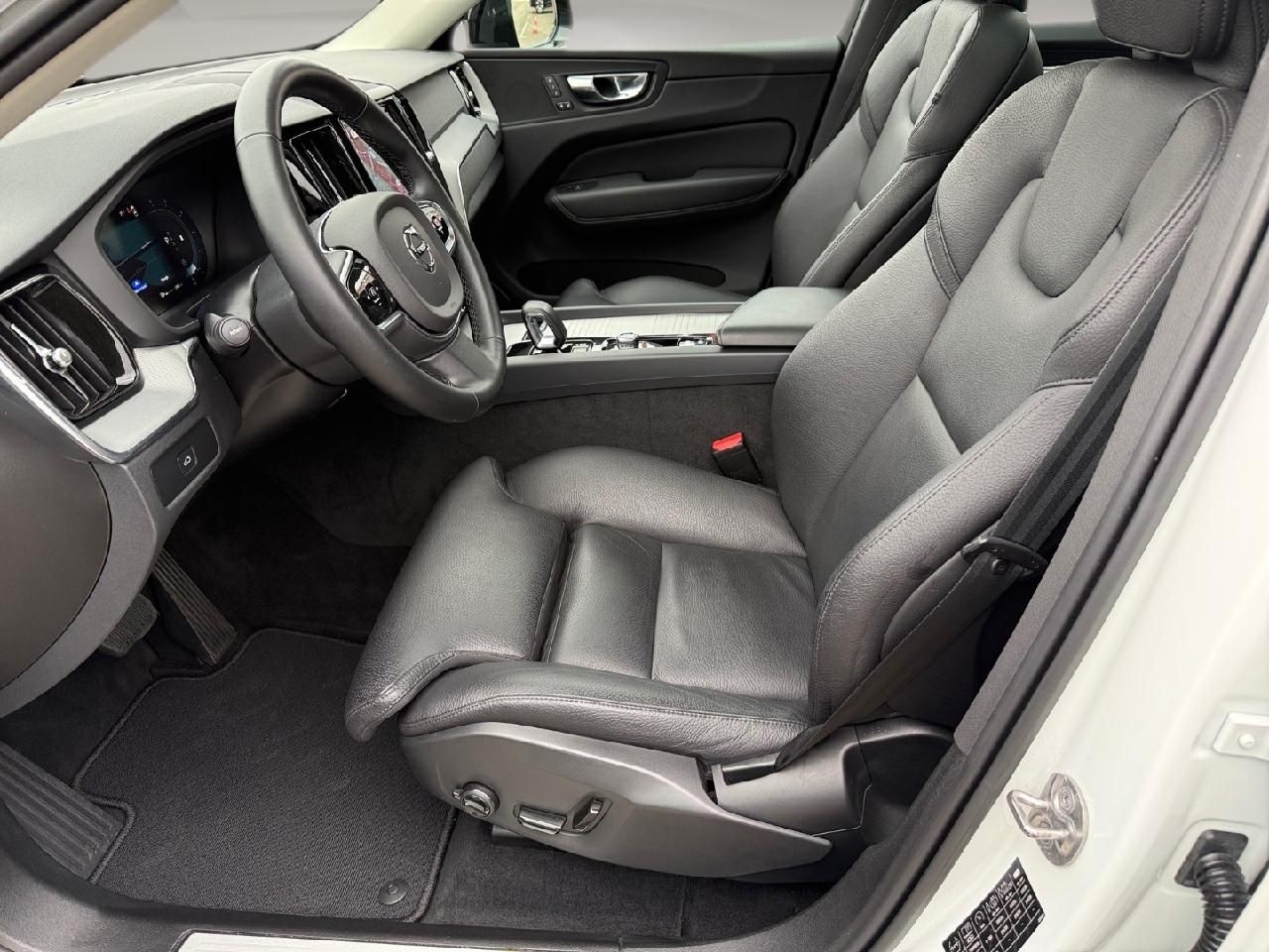 Fahrzeugabbildung Volvo XC60 Plus Dark 2WD