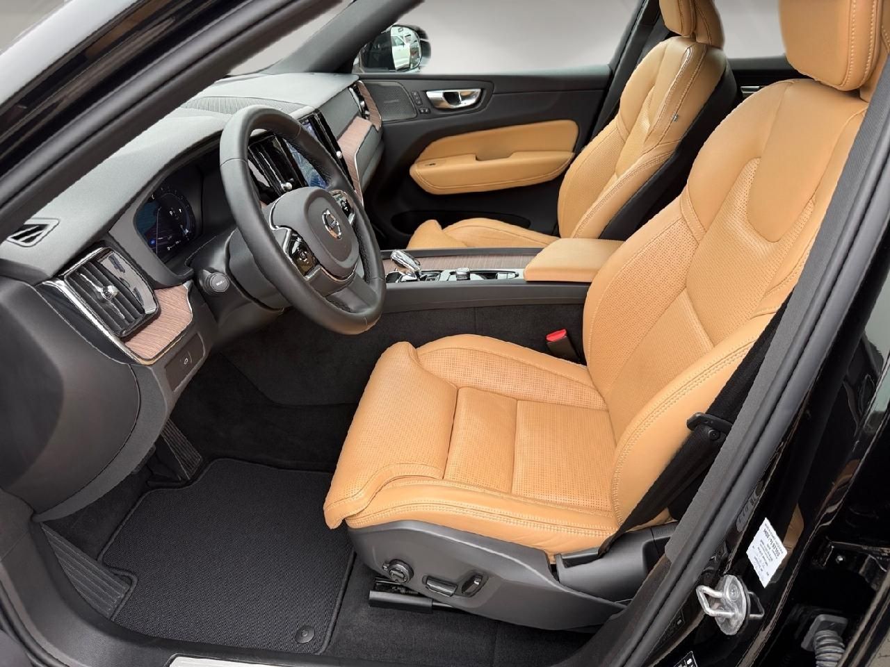 Fahrzeugabbildung Volvo XC60 Plus Bright 2WD