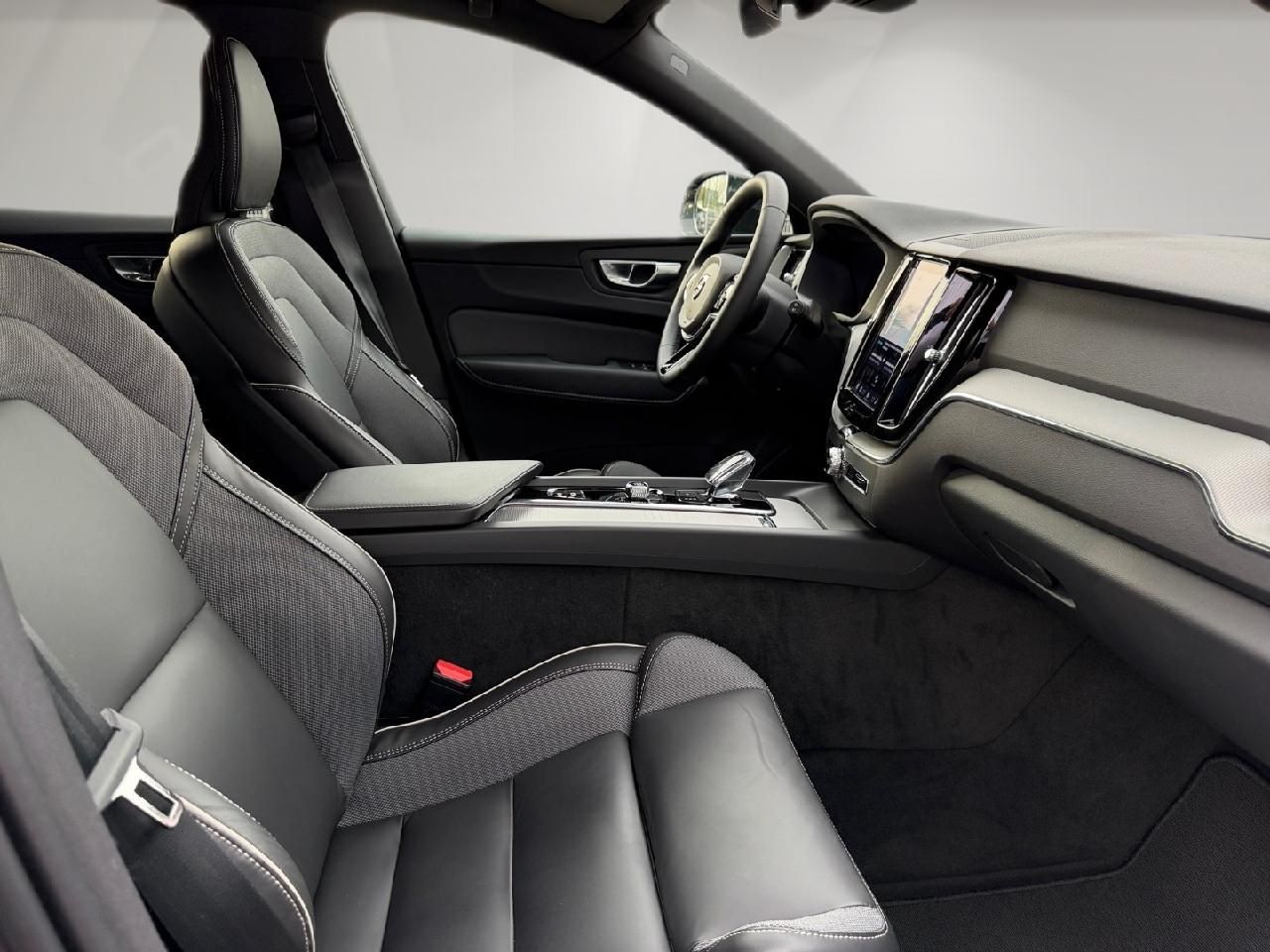 Fahrzeugabbildung Volvo XC60 B5 AWD Benzin Plus Dark