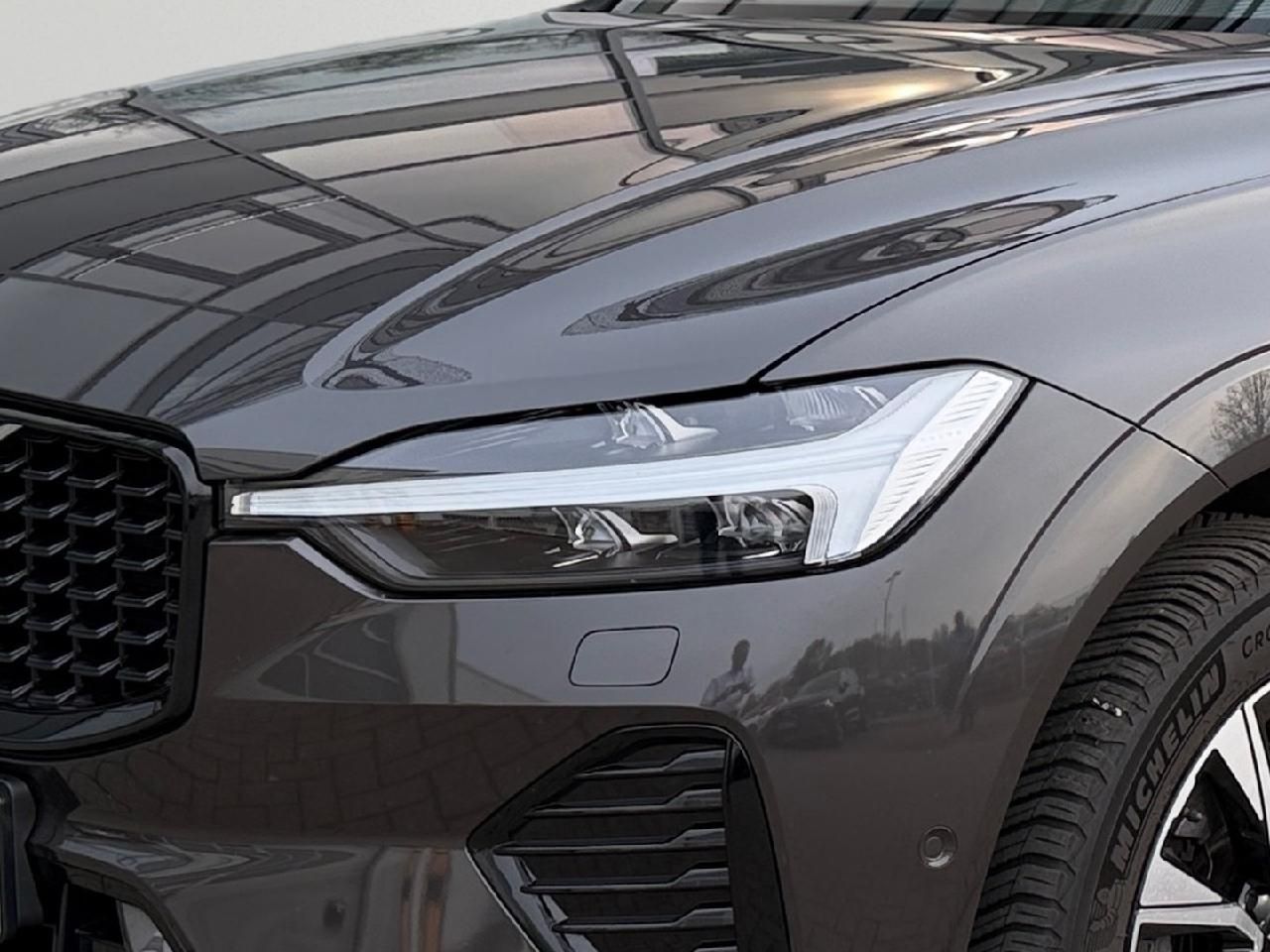 Fahrzeugabbildung Volvo XC60 B5 AWD Benzin Plus Dark