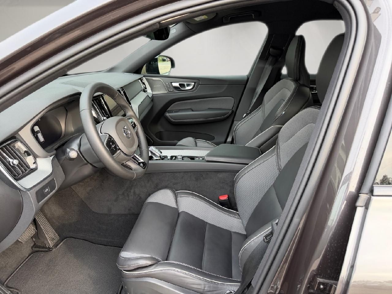 Fahrzeugabbildung Volvo XC60 B5 AWD Benzin Plus Dark