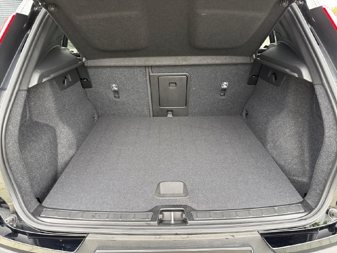 Fahrzeugabbildung Volvo XC40 Core Recharge Pure Electric 2WD