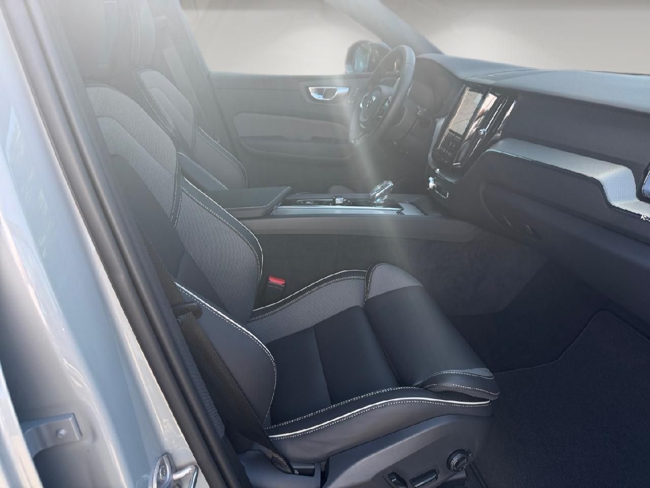 Fahrzeugabbildung Volvo XC60 B4 Diesel Plus Dark 2WD