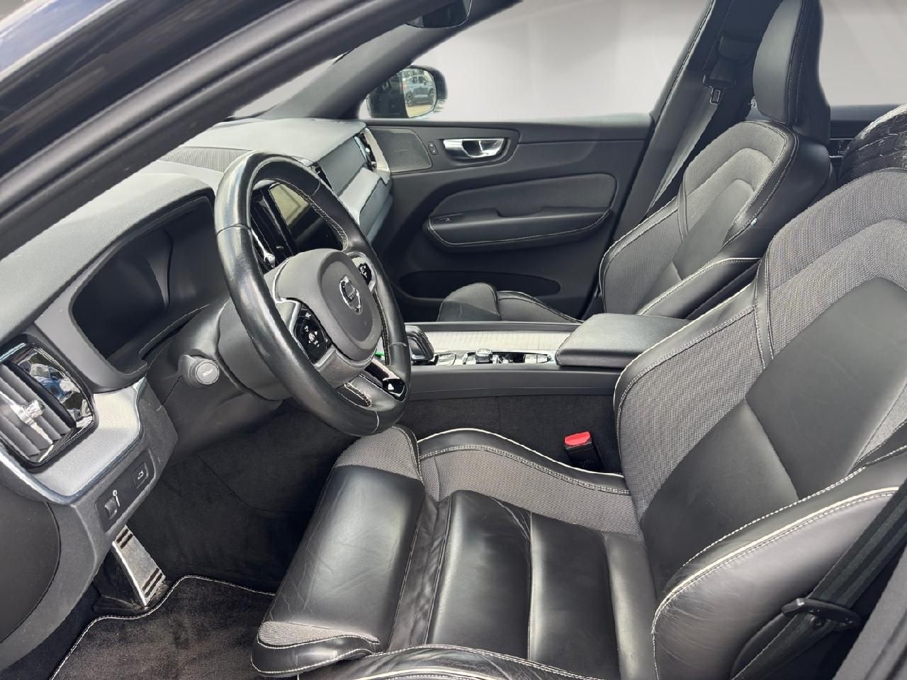 Fahrzeugabbildung Volvo XC60 B5 AWD Diesel R Design