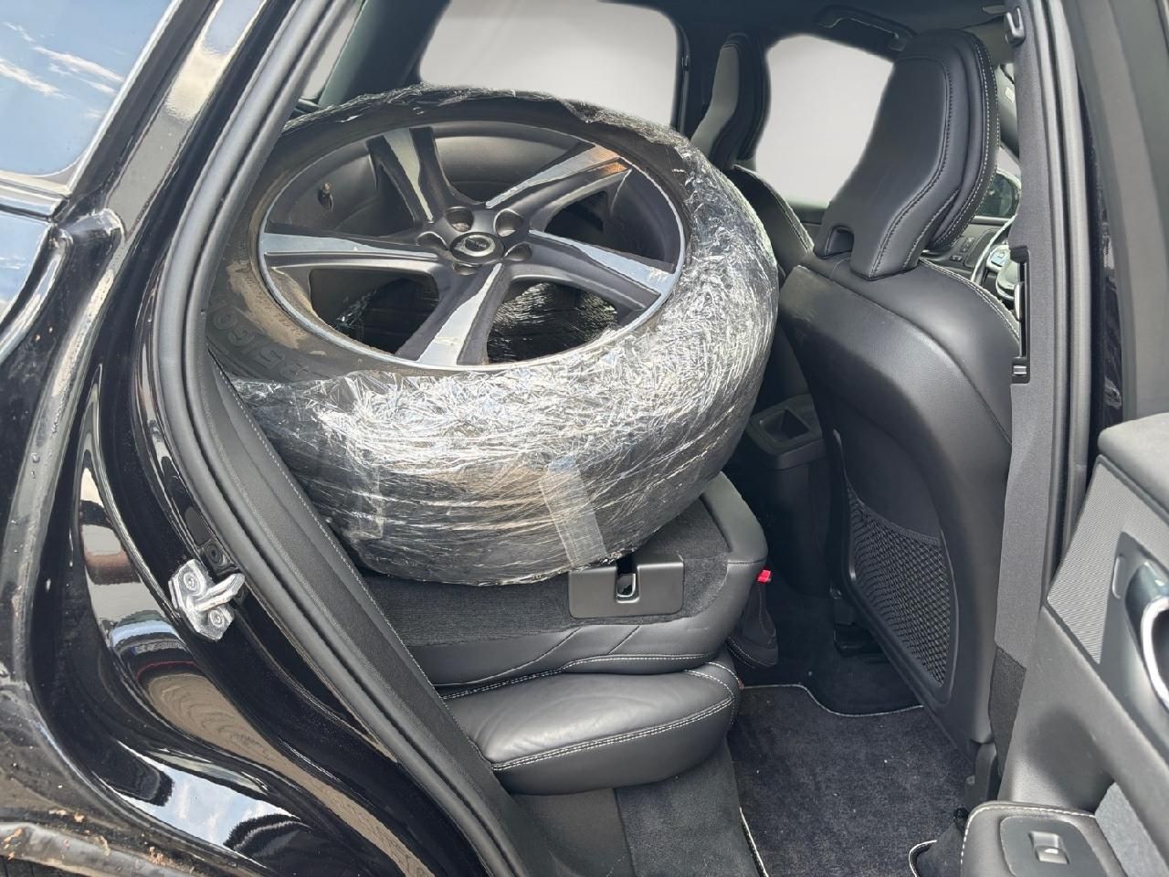 Fahrzeugabbildung Volvo XC60 B5 AWD Diesel R Design